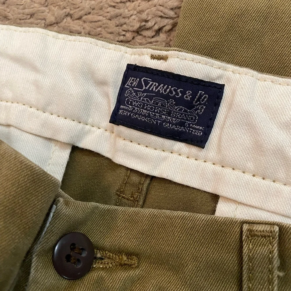 Levi’s chinos khaki straight legs tapered men’s pants size W33 L32